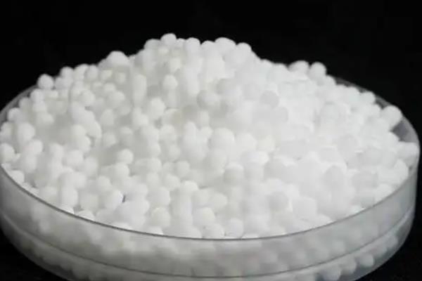 大颗粒尿素的优点，粉尘含量低且流动性好
