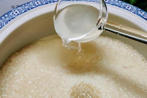 江苏兴化市的特产，有金松牌皮蛋、中庄醉蟹等