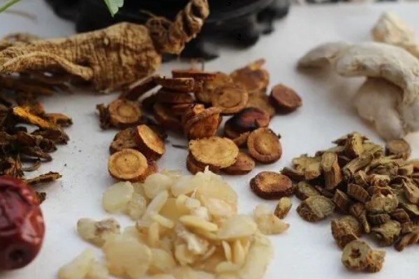 引诱马蜂怎么配制诱蜂水,要将蜂王作为药引