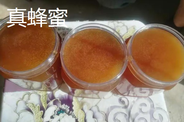 判断真假蜂蜜的方法,假蜂蜜有糖浆味或香精味