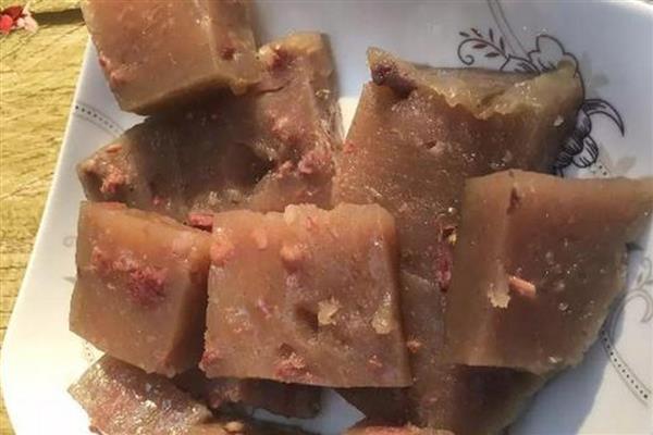 河北石家庄深泽县的特产，有深泽肉糕、深泽扒糕等