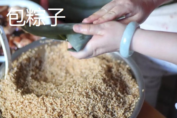 端午节的习俗，常见挂艾蒿、包粽子等