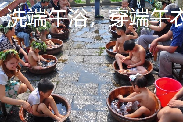 端午节的习俗，常见挂艾蒿、包粽子等
