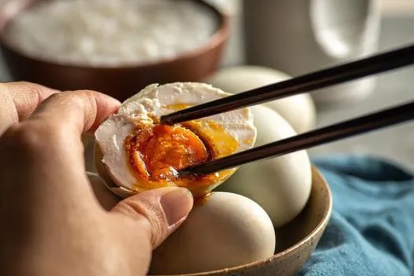 端午节的习俗，常见挂艾蒿、包粽子等