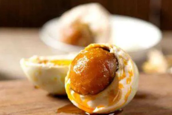端午节的习俗，常见挂艾蒿、包粽子等