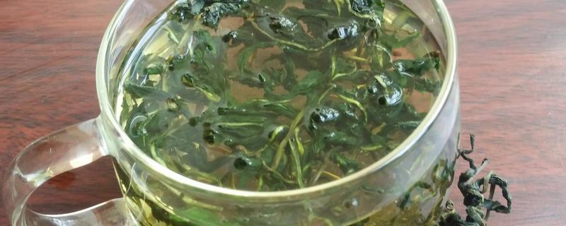 制作蒲公英茶的方法，洗净杀青后再炒制