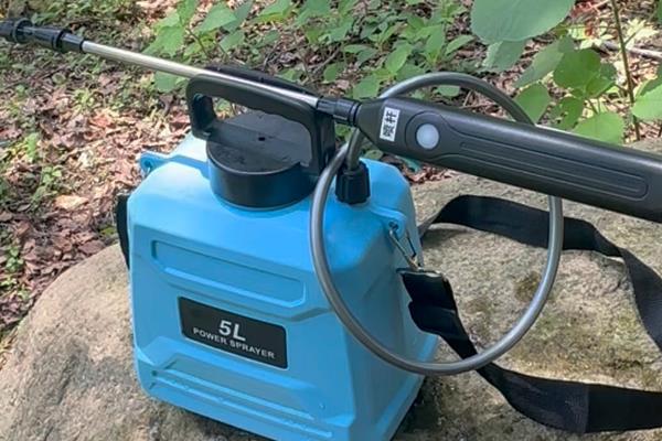 玉米高产使用的农机具，有电动喷雾器、高架侧喷喷药机等