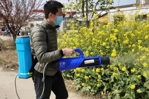 玉米高产使用的农机具，有电动喷雾器、高架侧喷喷药机等