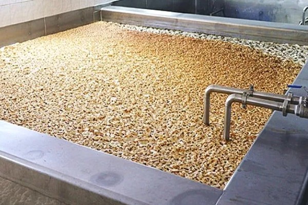 大豆怎么发酵成肥料，煮熟碾碎后装入容器中密封发酵