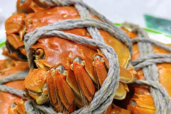 大闸蟹蟹黄变黑色可以吃吗,通常不建议食用