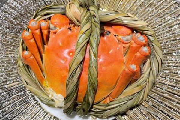 大闸蟹蟹黄变黑色可以吃吗,通常不建议食用