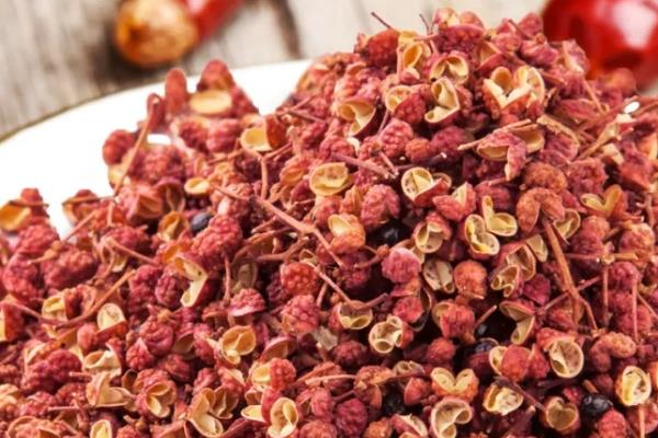 红花椒和青花椒的区别,麻味、颜色、气味等方面不同