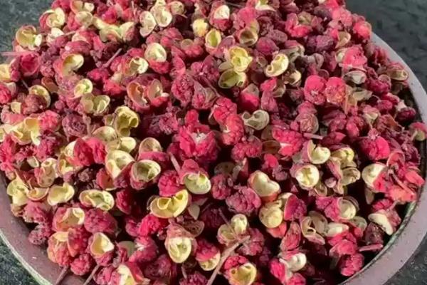 红花椒和青花椒的区别,麻味、颜色、气味等方面不同