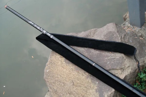 钓鱼竿怎么选,新手可以选择玻璃钢制作的鱼竿
