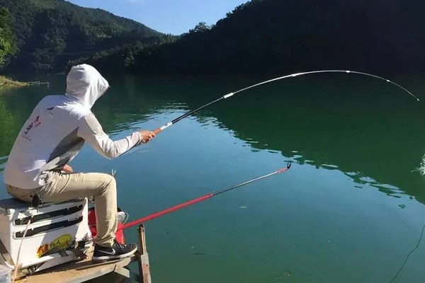 钓鱼竿怎么选,新手可以选择玻璃钢制作的鱼竿