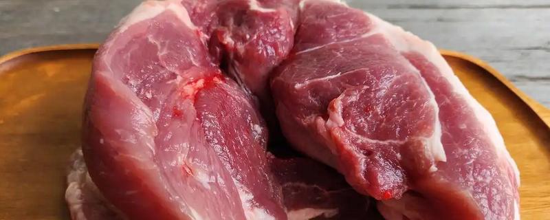 猪肉发白没有血色的原因，可能是白肌病、猪肉注水等因素所致
