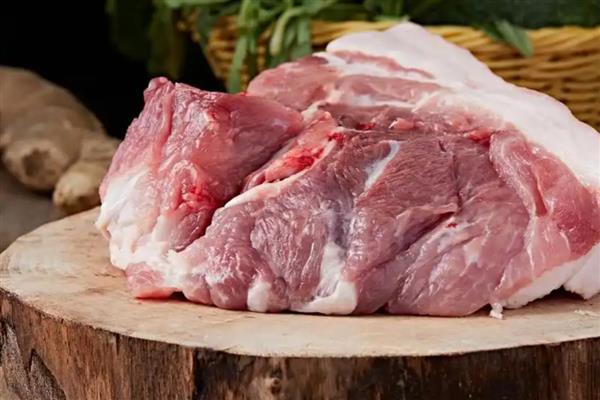 猪肉发白没有血色的原因，可能是白肌病、猪肉注水等因素所致