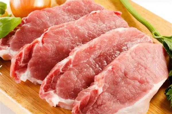 猪肉发白没有血色的原因，可能是白肌病、猪肉注水等因素所致