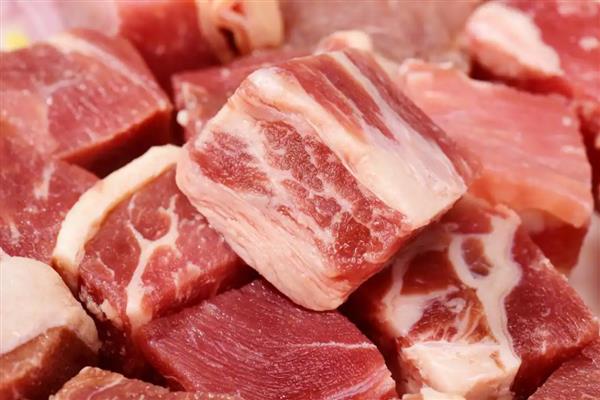 猪肉发白没有血色的原因，可能是白肌病、猪肉注水等因素所致