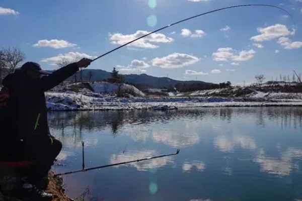 春季钓鲤鱼选择什么位置，早春选在回水湾、深潭