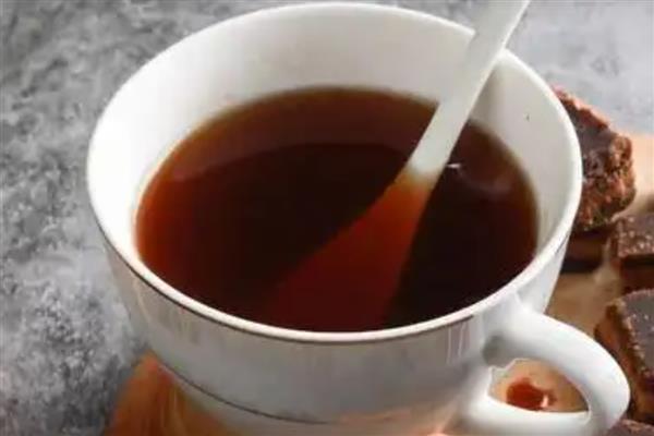 用红糖做肥料的方法,与花生油渣等材料装在一起发酵