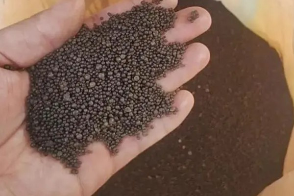 黑尿素的简介，是一种黑色锌腐酸尿素