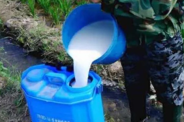 灭草松怎么使用，以兑水喷雾为主