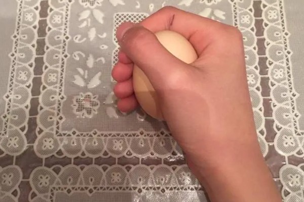 挑选鸡蛋的方法，蛋壳手感粗糙表示新鲜